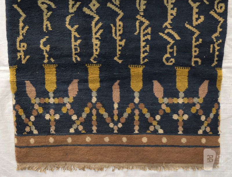 An unusual pair of pillar rugs - 图12